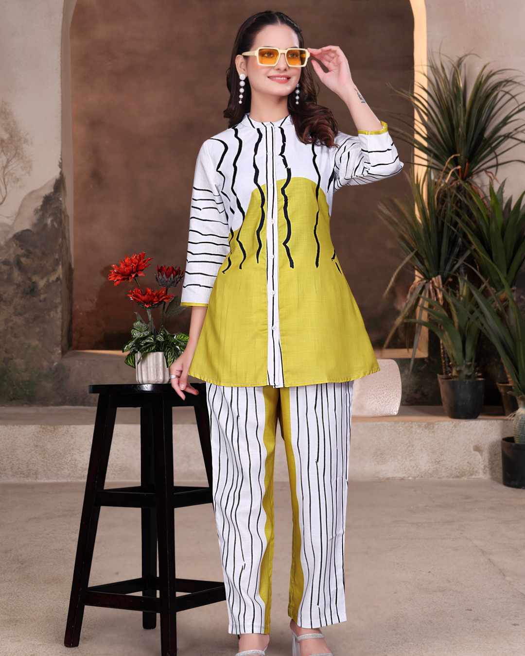 White & yellow Abstract Coord set