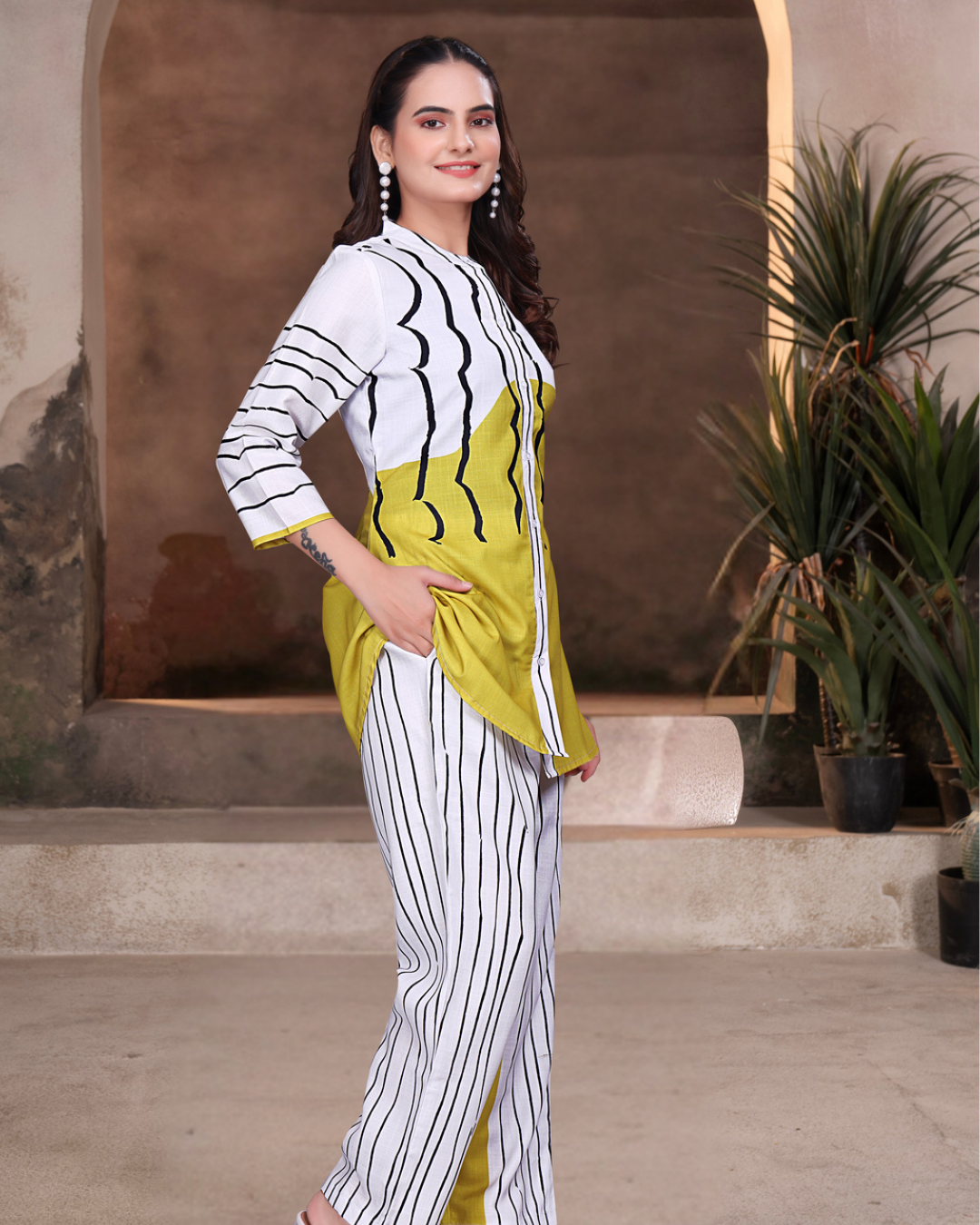 White & yellow Abstract Coord set